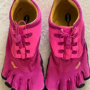Women’s hot pink vibram